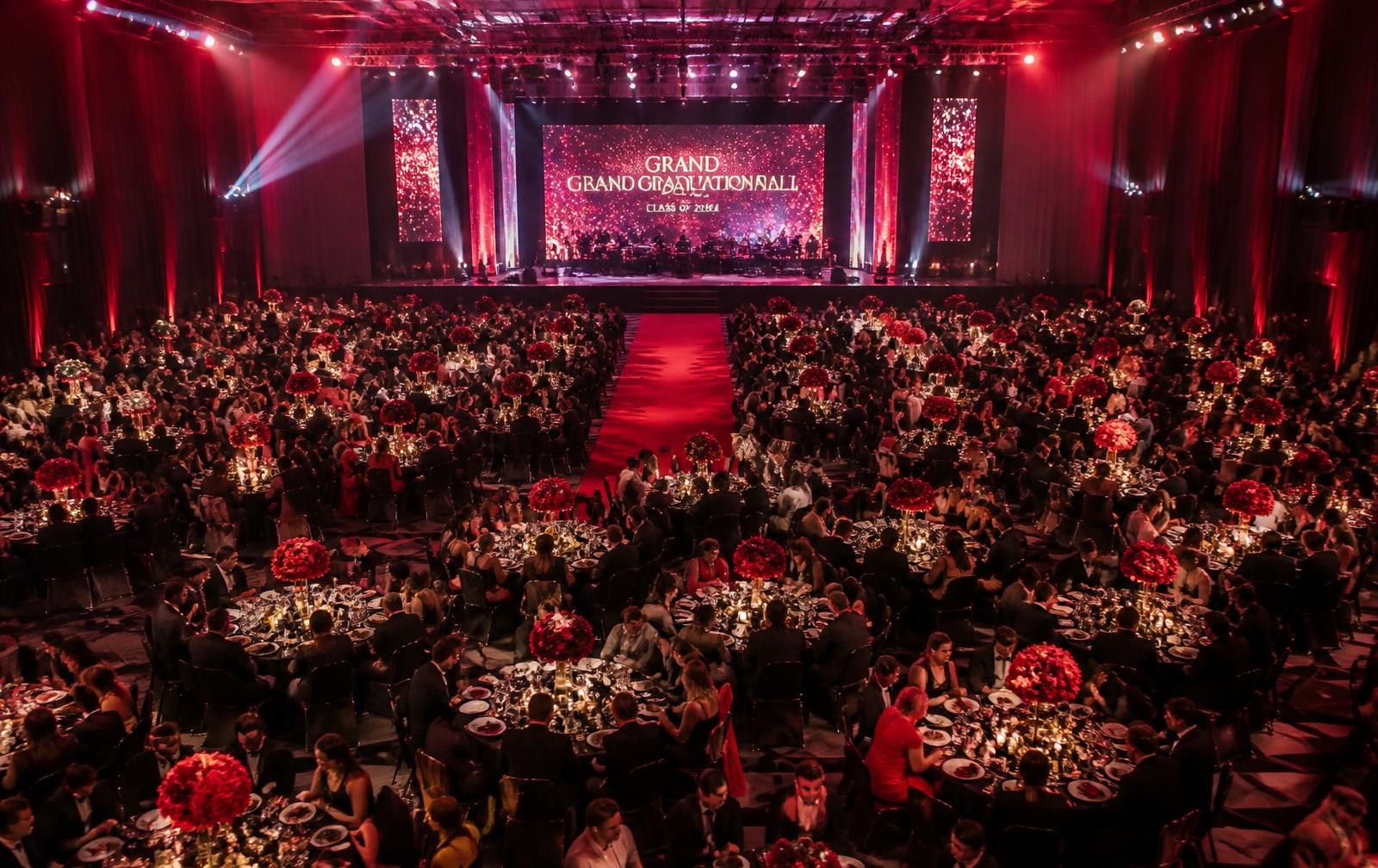Baile de formatura em salão decorado com iluminação cênica