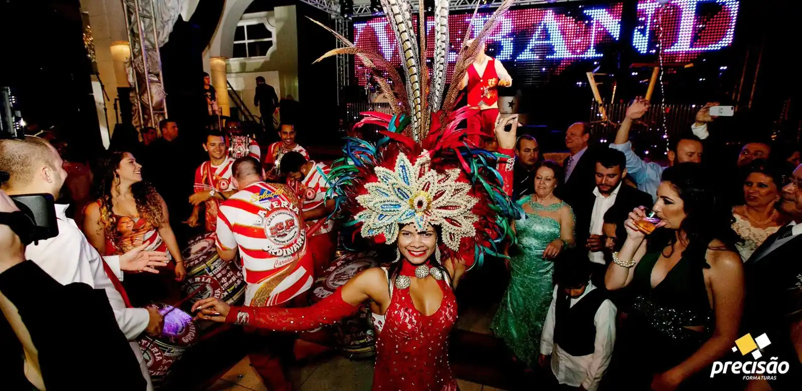 Bateria e passistas animam o baile com a pista cheia de convidados