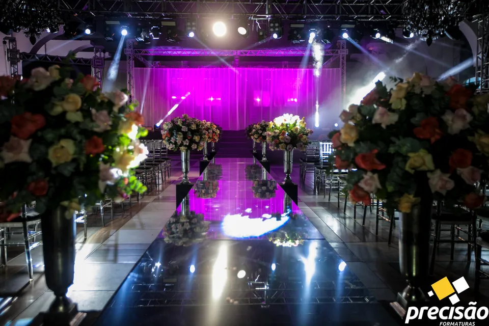 Passarela espelhada com flores e palco iluminado