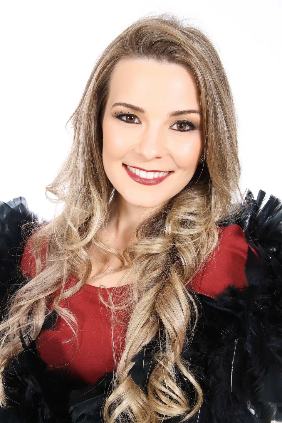 Retrato de Book com vestido vermelho e plumas pretas