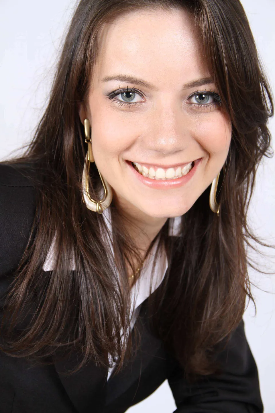 Retrato de Book com traje social preto em fundo branco