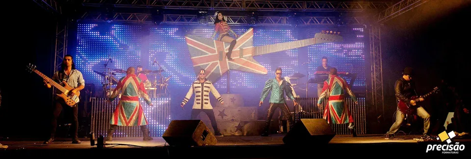 Produção de show em palco com banda, dançarinos e iluminação cênica