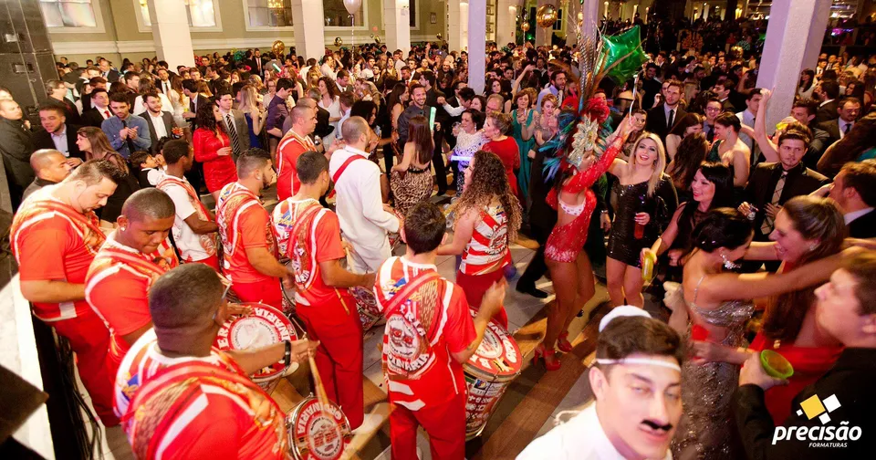 Bateria de escola de samba anima a pista do baile