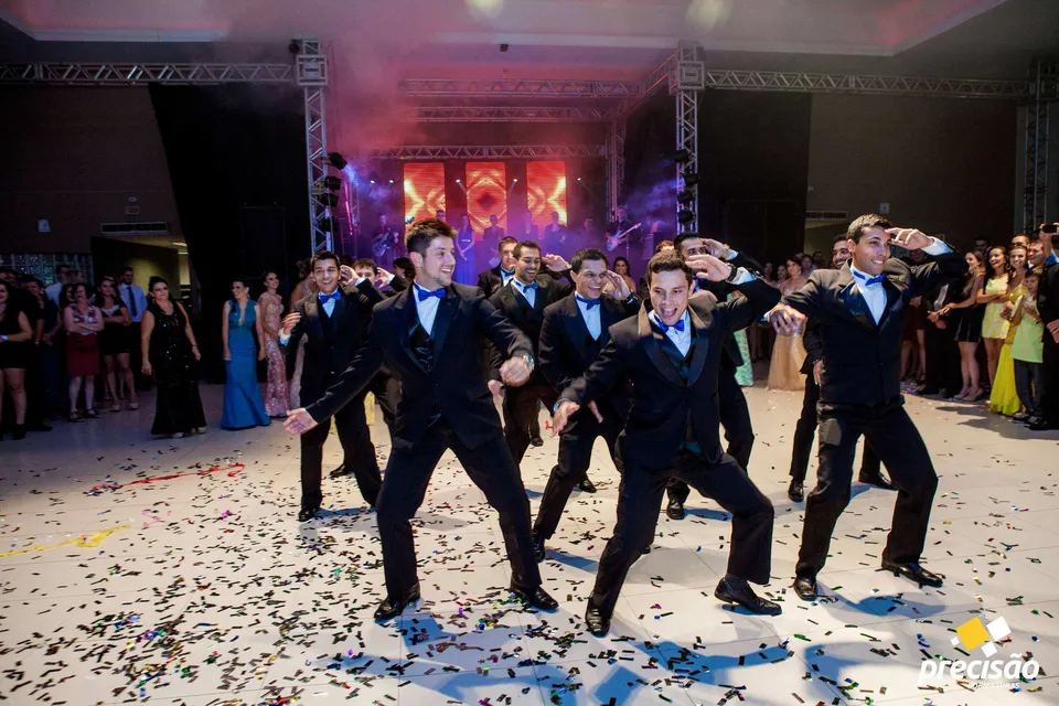 Grupo dança sobre uma pista coberta de confetes